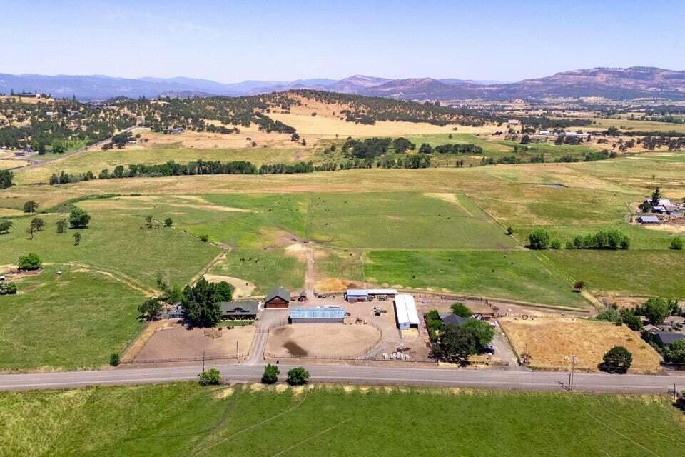 2511 Alta Vista Road Eagle Point, OR 97524 - Photo 5 of 47 6