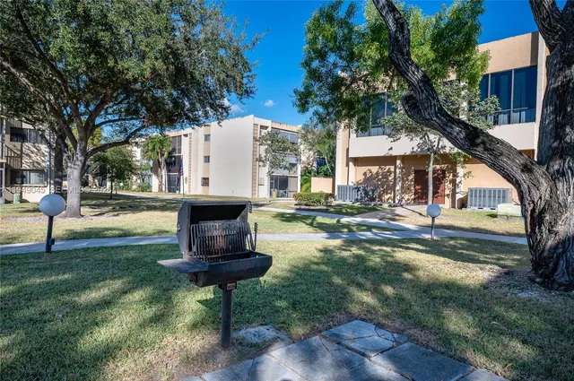 a view of a backyard