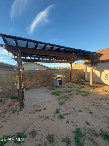 a view of a parking area