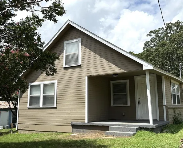 a front view of house with yard