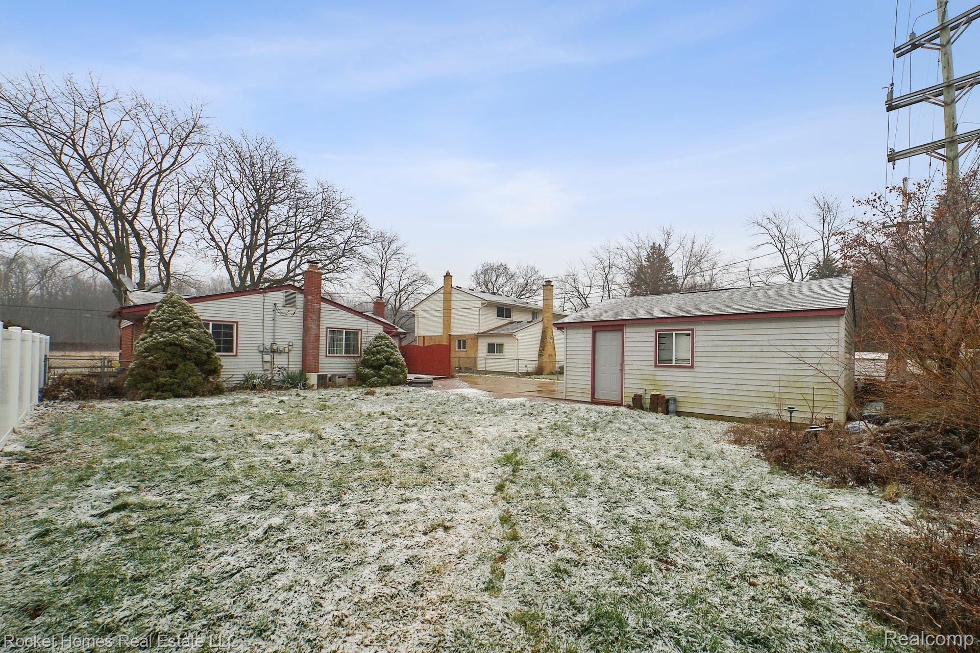 14523 Newburgh Road Livonia, MI 48154 - Photo 28 of 31 027-photo-rear-view-8870840.jpg
