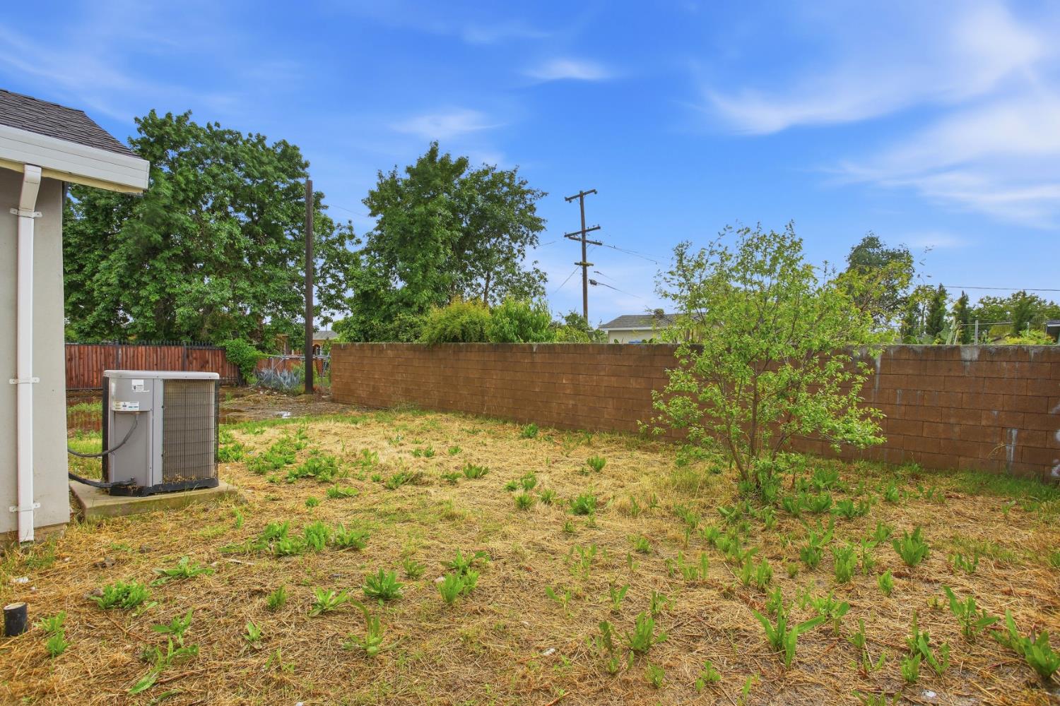 5680 Power Inn Road Sacramento, CA 95824 - Photo 33 of 48 a backyard of a house