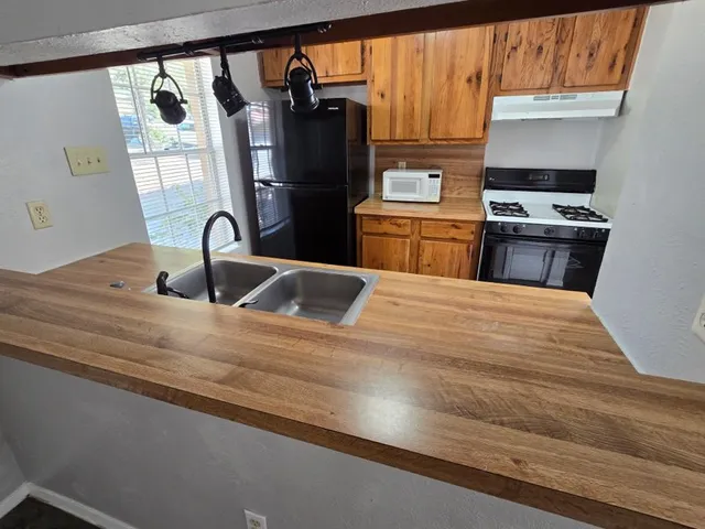 $1,350 | 12005 Arrowwood Drive, Unit B, Austin, TX 78727