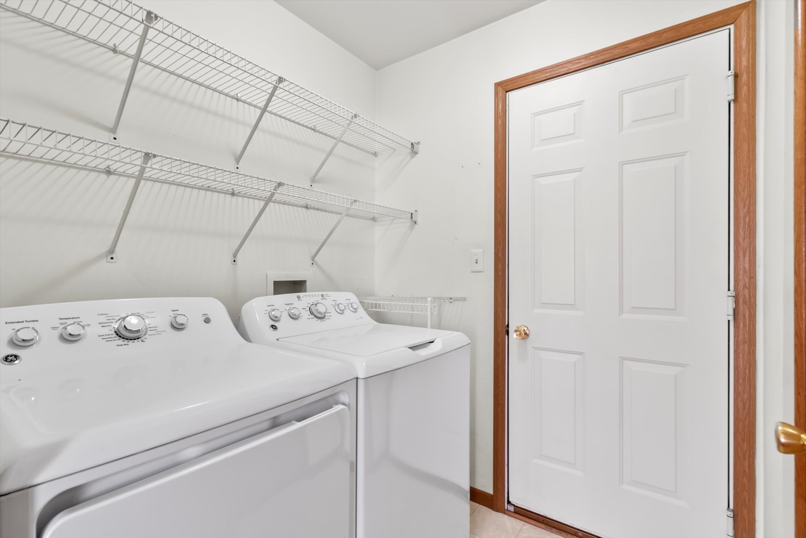 913 Barton Lane Peotone, IL 60468 - Photo 6 of 15 a utility room with dryer and washer