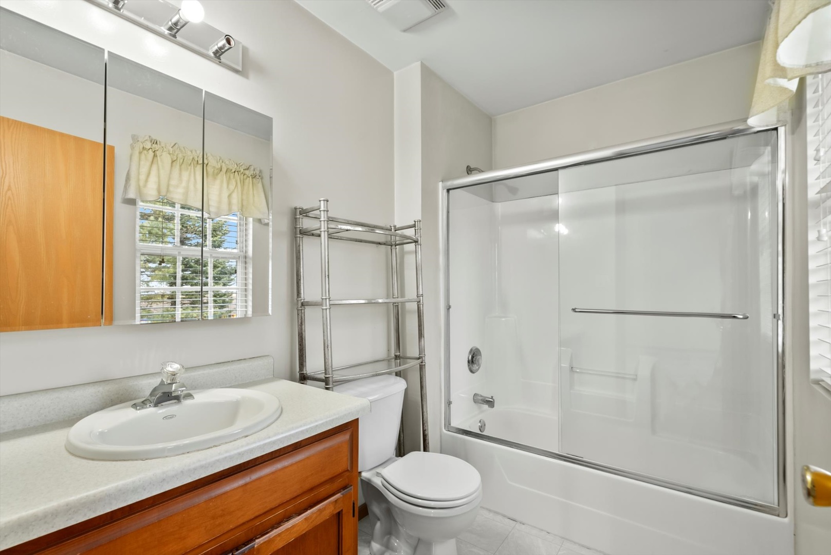 913 Barton Lane Peotone, IL 60468 - Photo 8 of 15 a bathroom with a sink toilet and shower