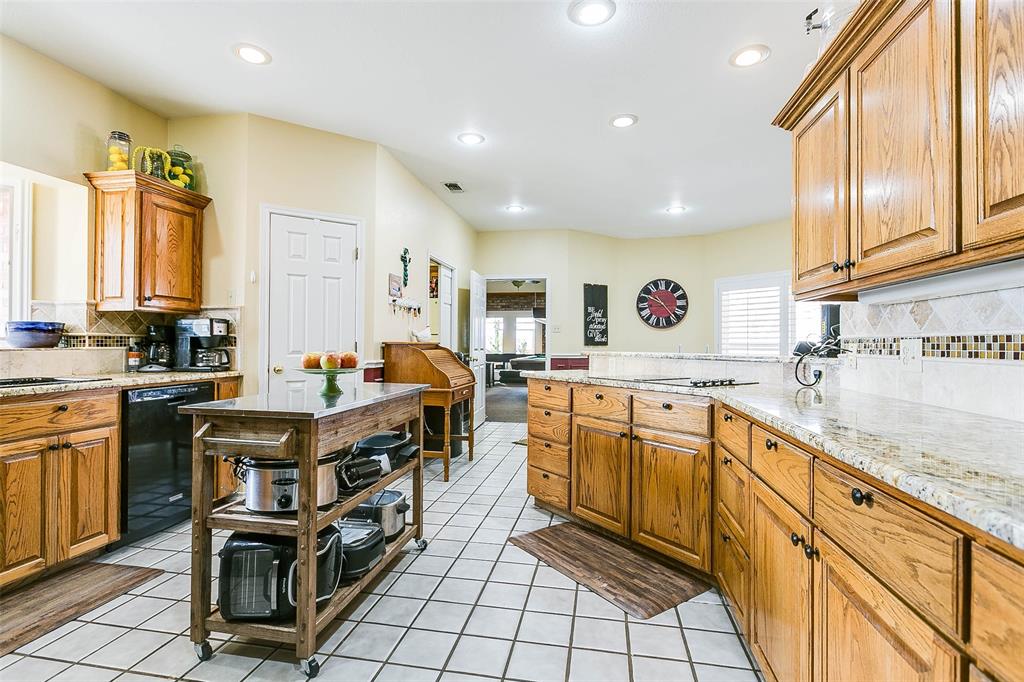 12487 County Road 4102 Hermleigh, TX 79526 - Photo 19 of 40 a large kitchen with stainless steel appliances granite countertop a sink and cabinets