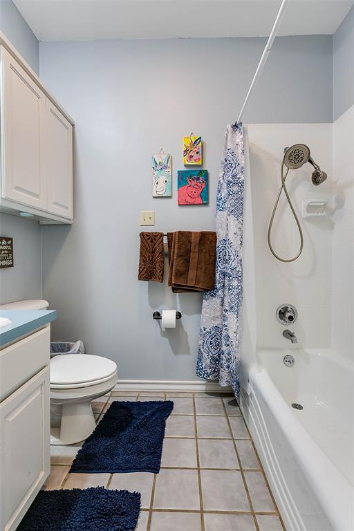 12487 County Road 4102 Hermleigh, TX 79526 - Photo 26 of 40 a bathroom with a toilet a sink and bathtub