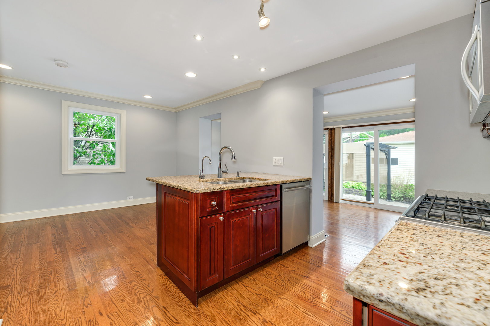 8626 East Prairie Road Skokie, IL 60076 - Photo 9 of 25 Gallery Image 9