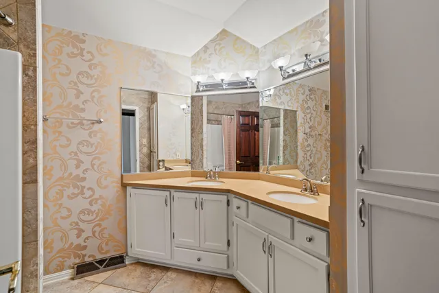 $999,500 | 19770 Foxkirk Court, Brookfield, WI 53045