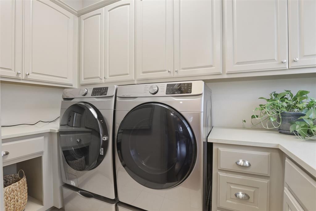 527 Trail Rider Road Fort Worth, TX 76114 - Photo 34 of 40 Laundry room with sink