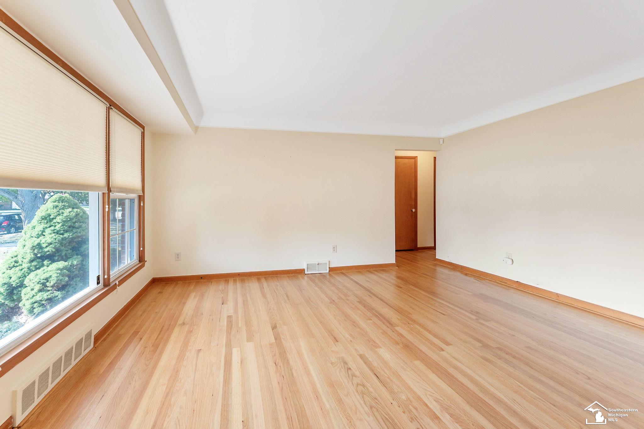 15818 Wick Road Allen Park, MI 48101 - Photo 3 of 30 50093414-2.JPG