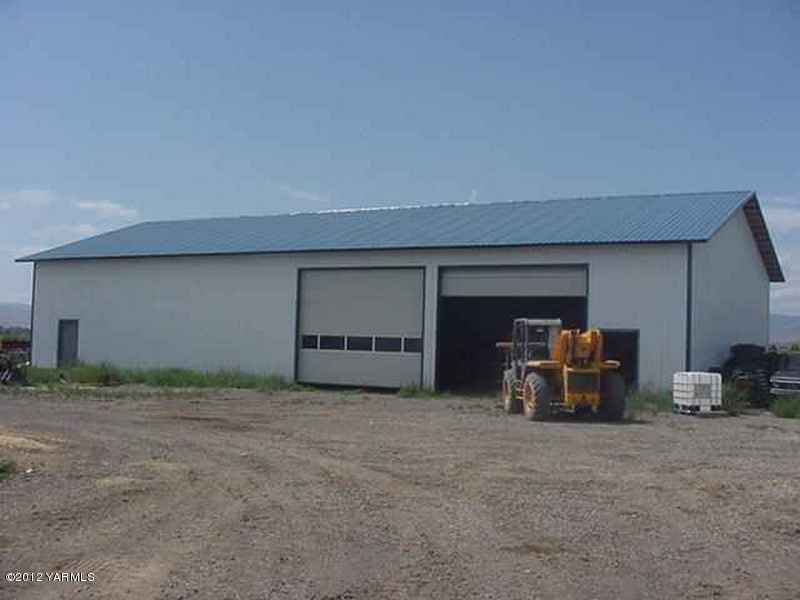 630 Hinman Road Harrah, WA 98933 - Photo 3 of 4 a view of garage with furniture