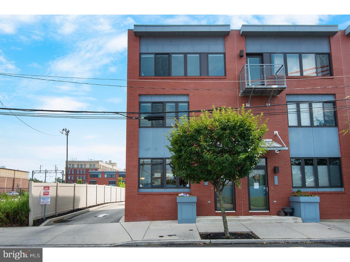 922 Wallace Street Philadelphia, PA 19123 - Photo 2 of 25