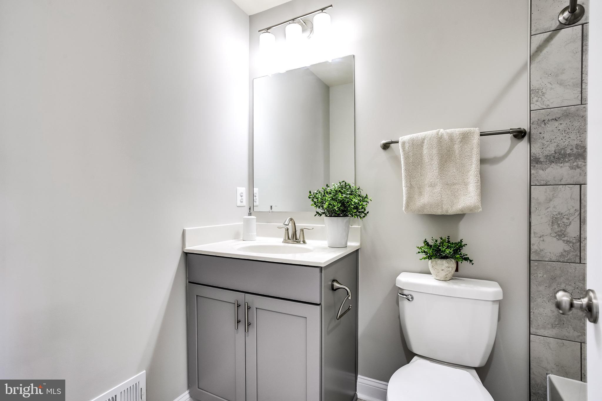 7034 Rackham Way Hanover, MD 21076 - Photo 29 of 42 Bathroom #3 | Tub Shower.