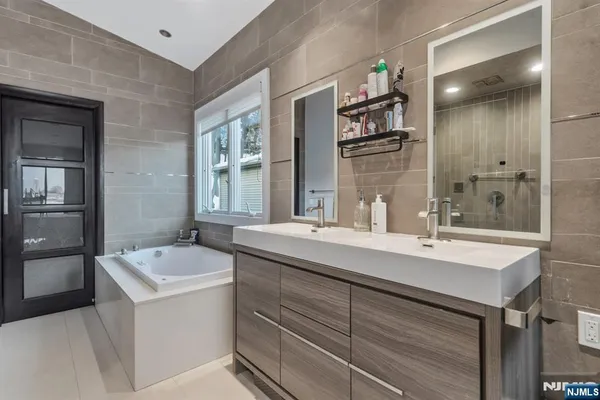 $1,490,000 | 760 Undercliff Avenue, Edgewater, NJ 07020