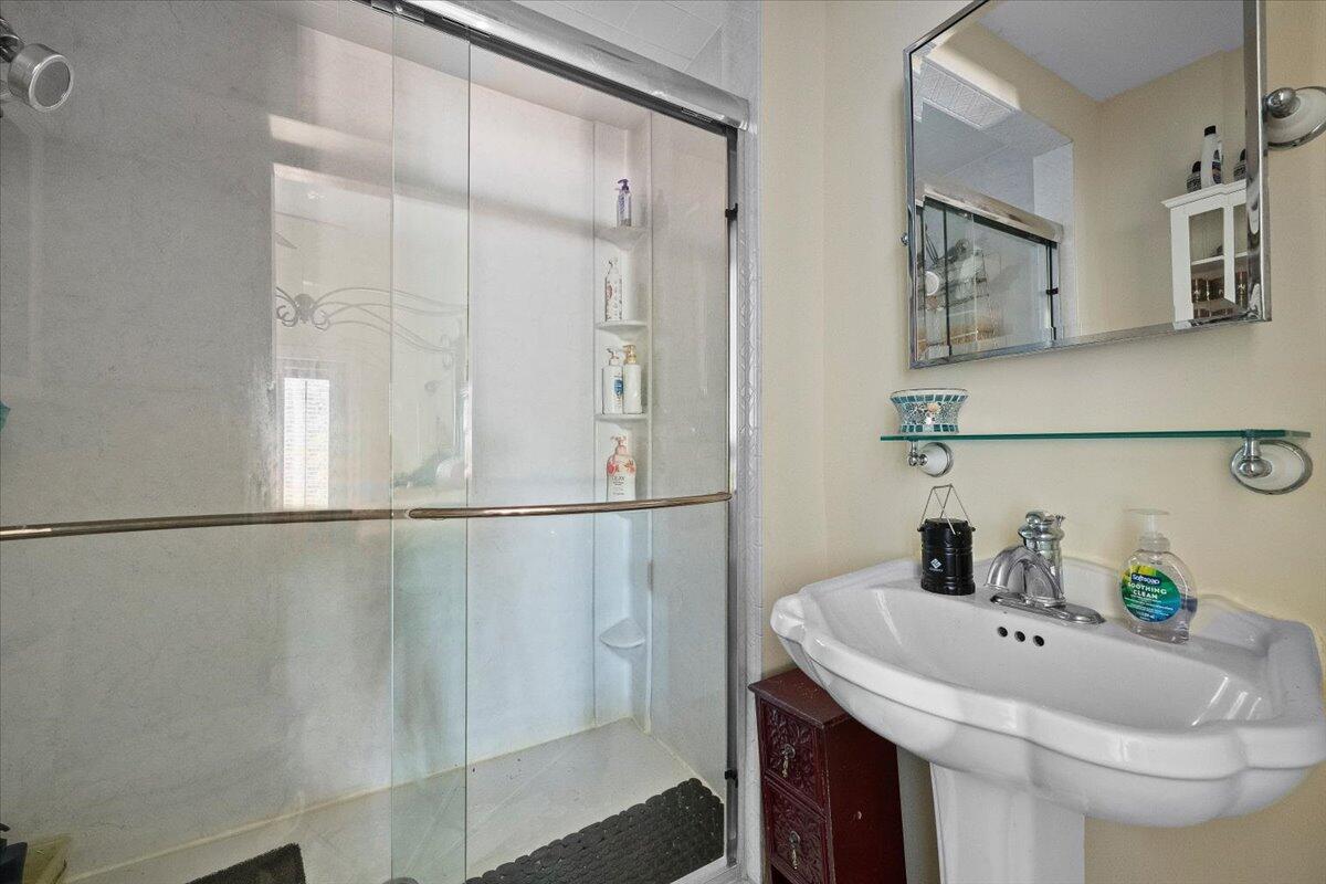 418 East Lakewood Road West Palm Beach, FL 33405 - Photo 14 of 28 13-LUX_3540