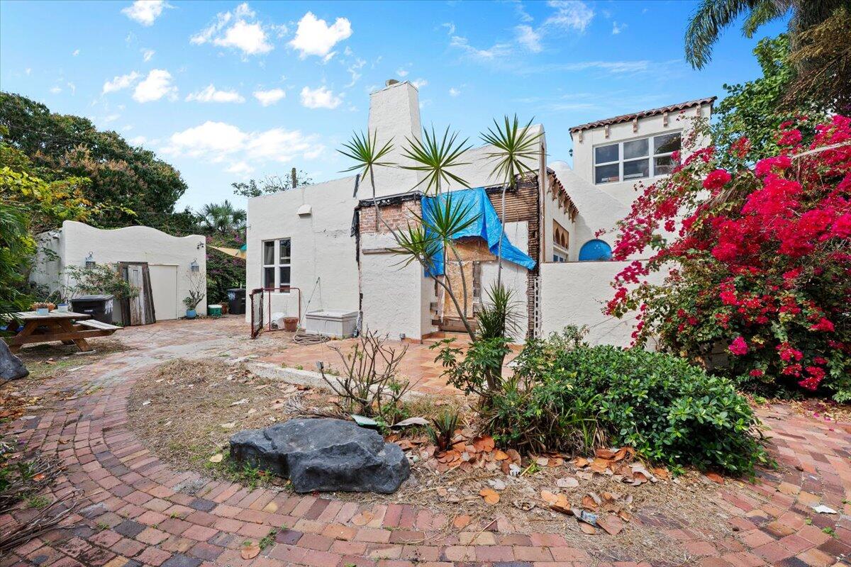 418 East Lakewood Road West Palm Beach, FL 33405 - Photo 2 of 28 01-LUX_3490