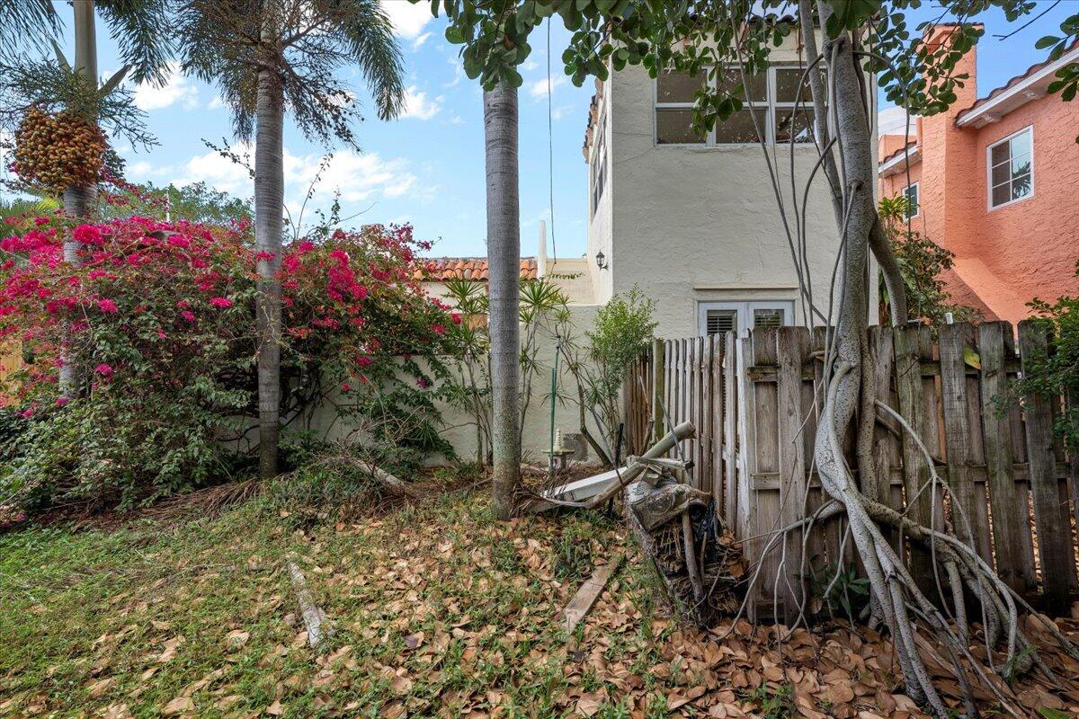 418 East Lakewood Road West Palm Beach, FL 33405 - Photo 21 of 28 20-LUX_3505