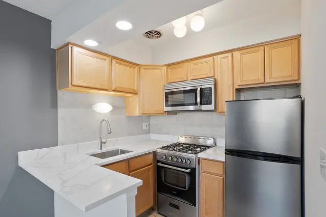 $1,302 | 6758 North Sheridan Road, Unit 342, Chicago, IL 60626