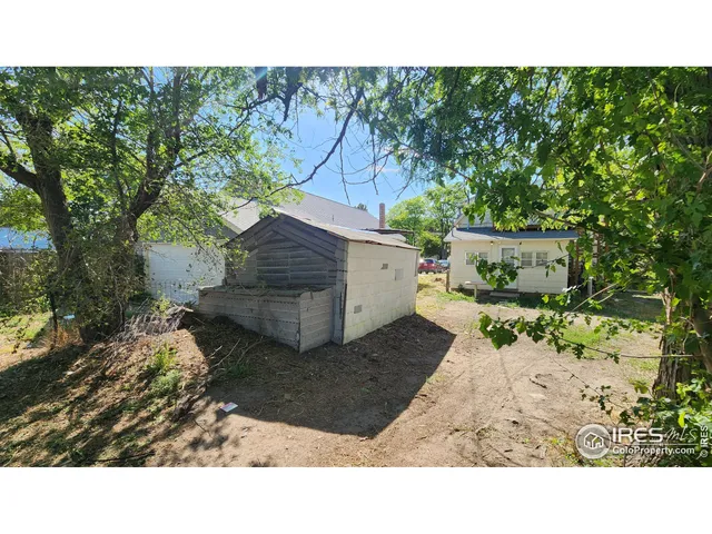 a view of a backyard