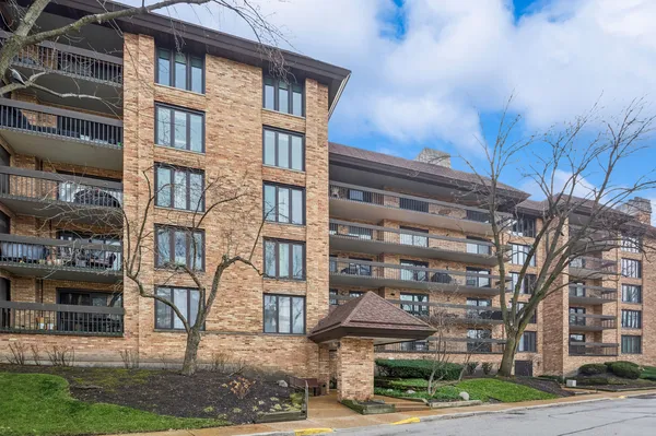 $599,999 | 1671 Mission Hills Road, Unit S404, Northbrook, IL 60062