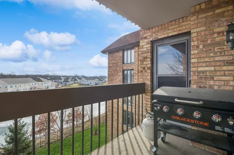 $599,999 | 1671 Mission Hills Road, Unit S404, Northbrook, IL 60062