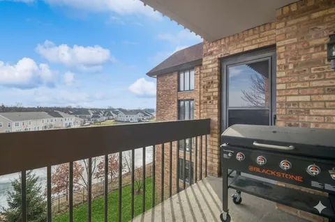 $569,999 | 1671 Mission Hills Road, Unit S404, Northbrook, IL 60062