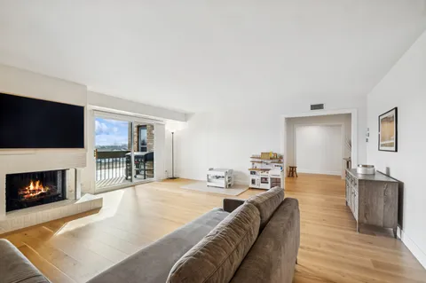 $599,999 | 1671 Mission Hills Road, Unit S404, Northbrook, IL 60062