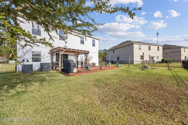 a view of a house with backyard and garden