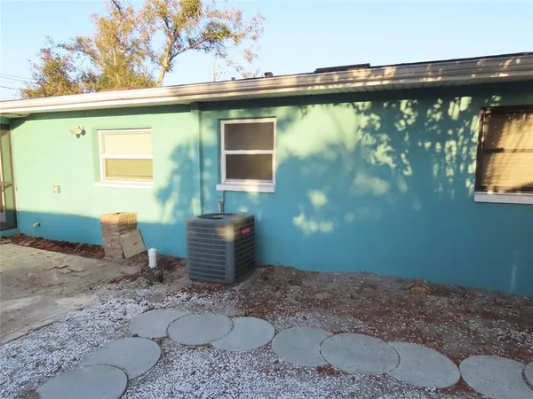 a view of a backyard