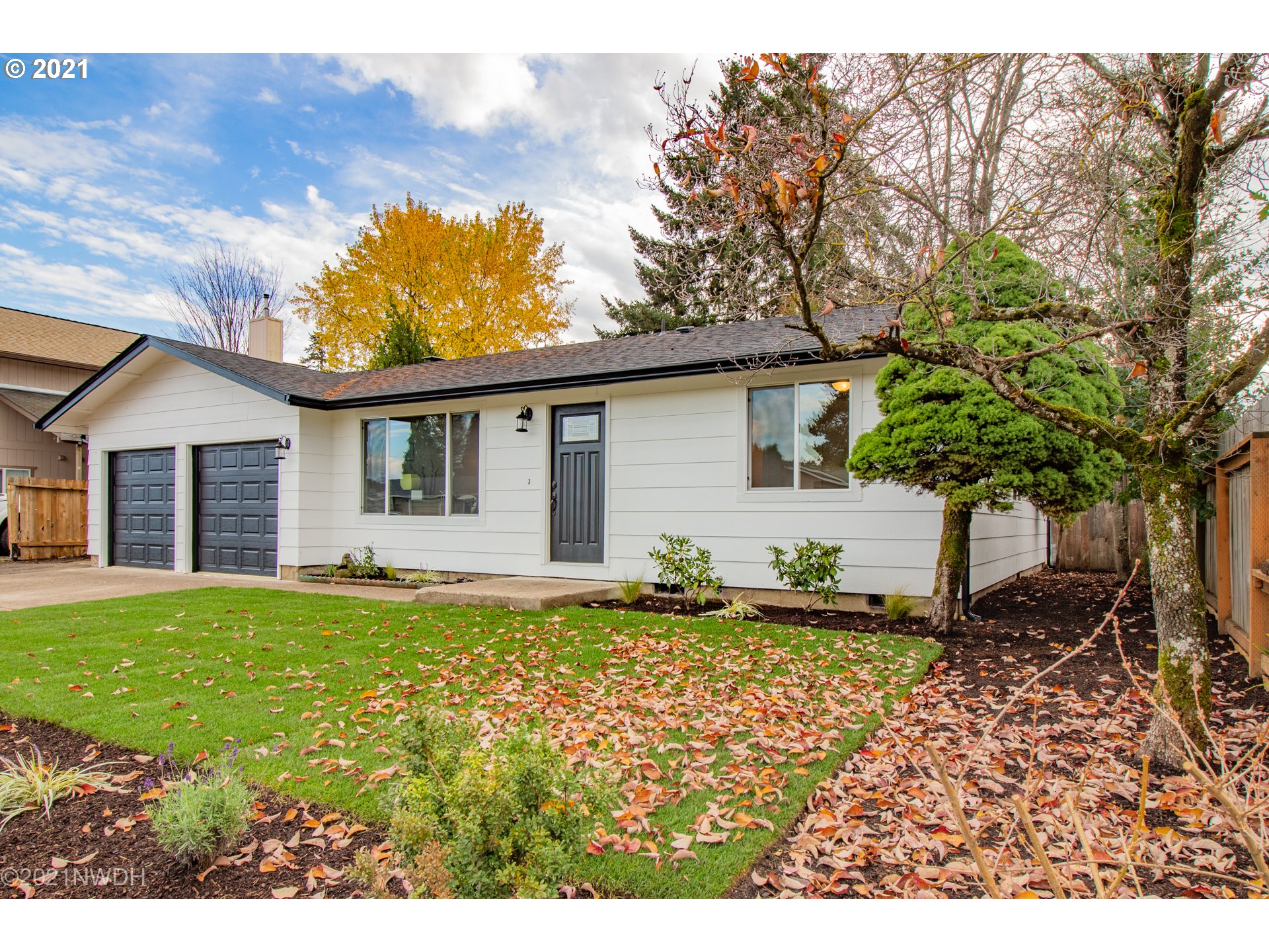 1481 T Street Springfield, OR 97477 - Photo 2 of 21 a house view with a garden space