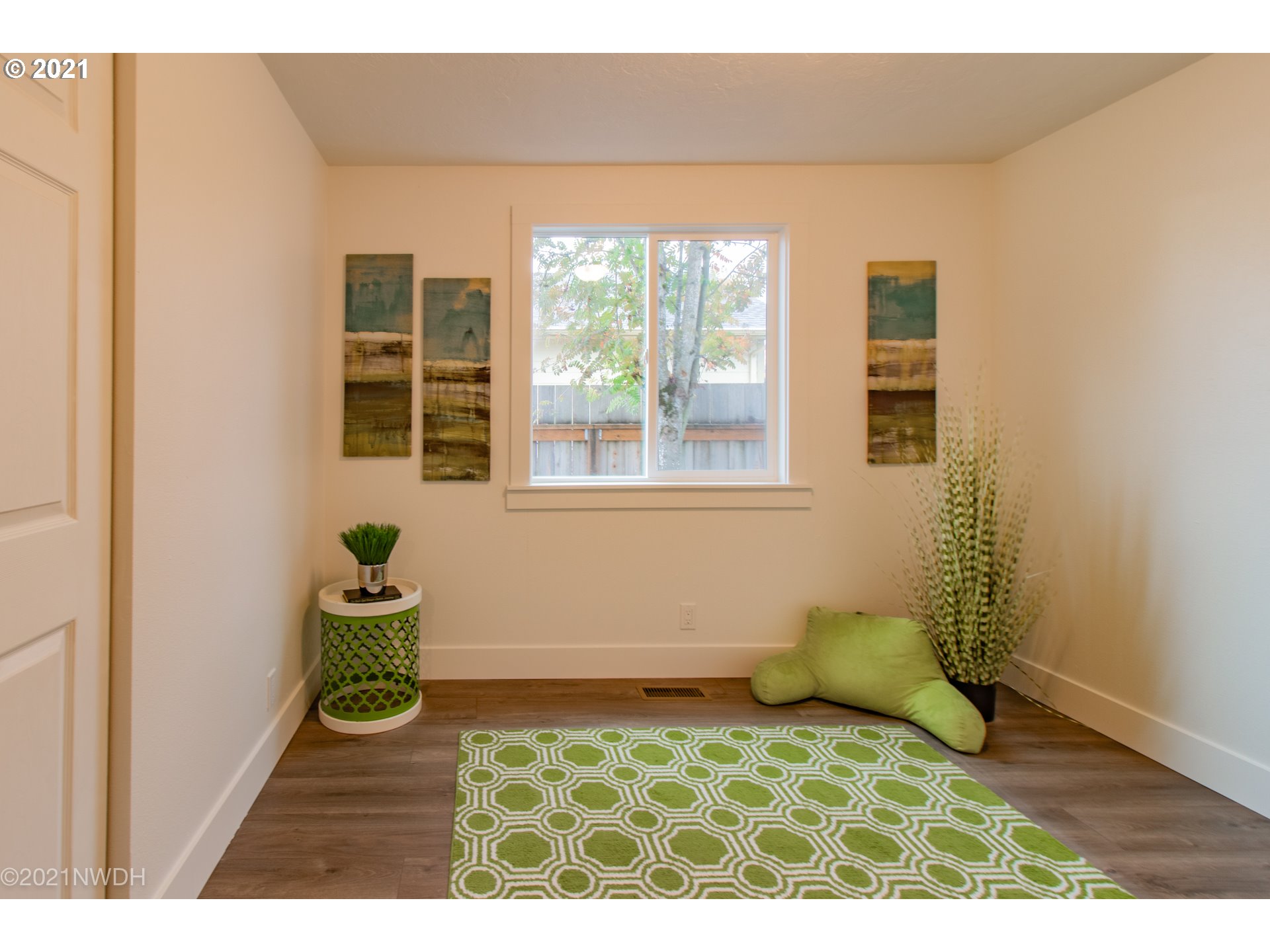 1481 T Street Springfield, OR 97477 - Photo 14 of 21 a view of an empty room with a window
