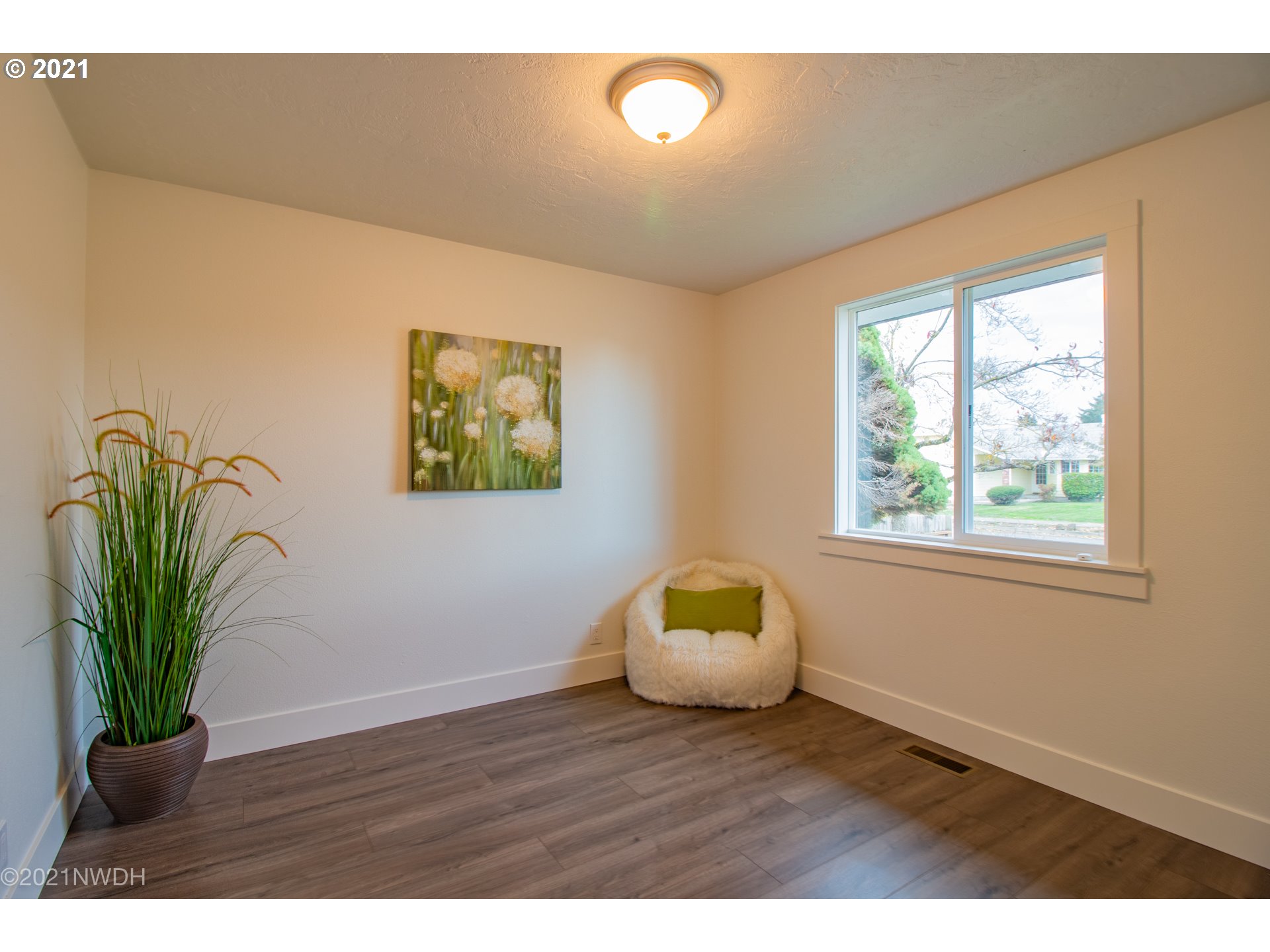 1481 T Street Springfield, OR 97477 - Photo 16 of 21 a view of a room with wooden floor and a potted plant