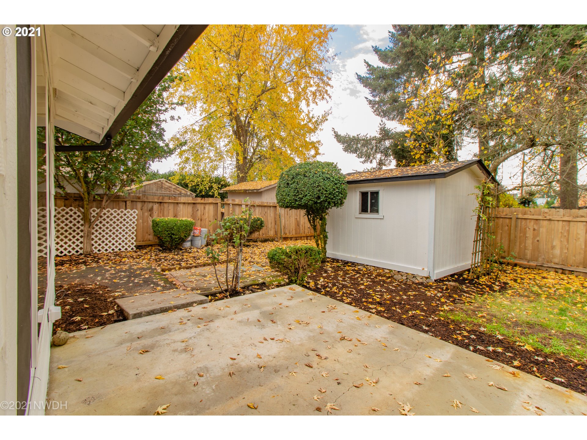 1481 T Street Springfield, OR 97477 - Photo 19 of 21 a view of a backyard