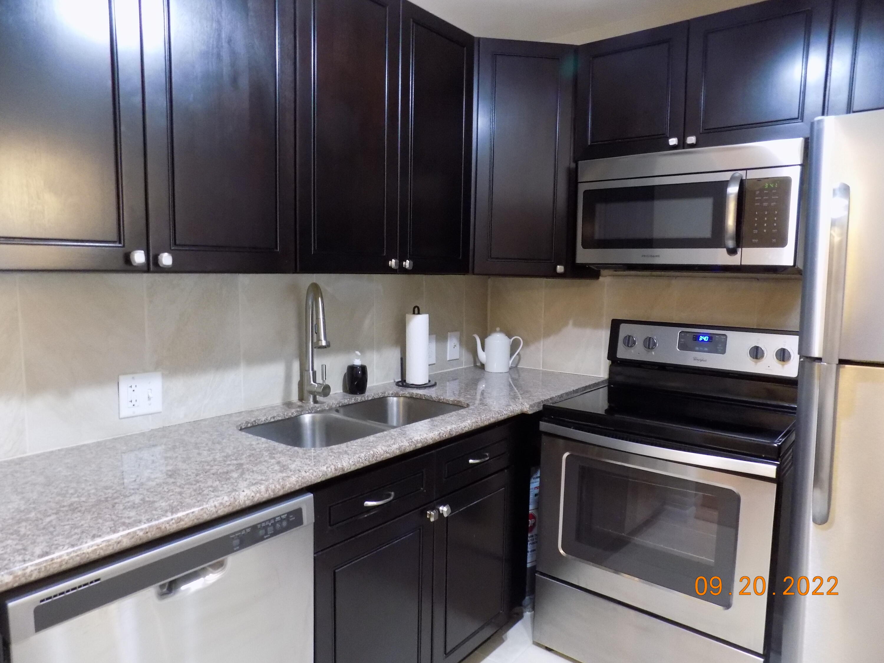 26 Mansfield B Boca Raton, FL 33434 - Photo 3 of 17 KITCHEN 2