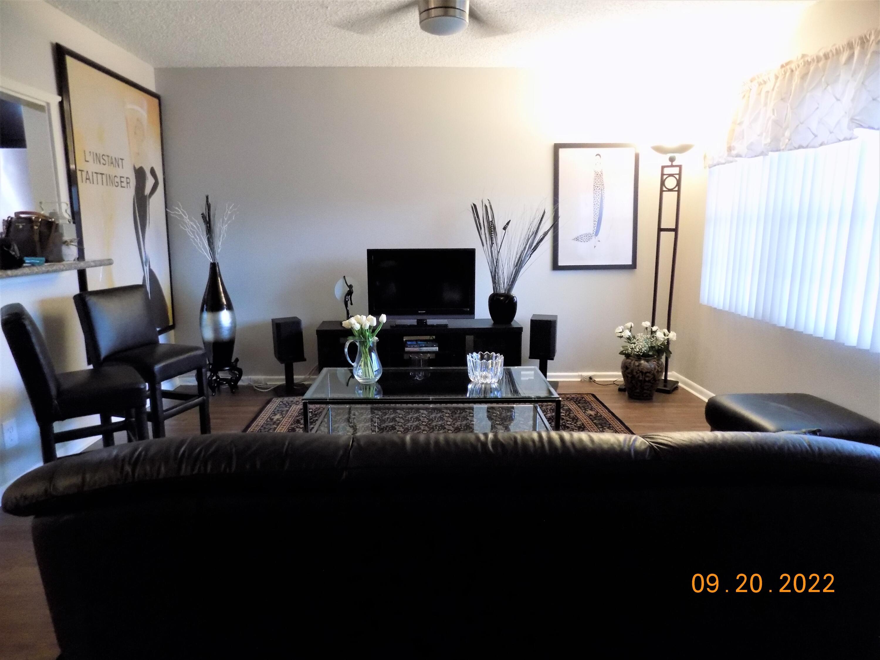 26 Mansfield B Boca Raton, FL 33434 - Photo 4 of 17 LIVING AREA