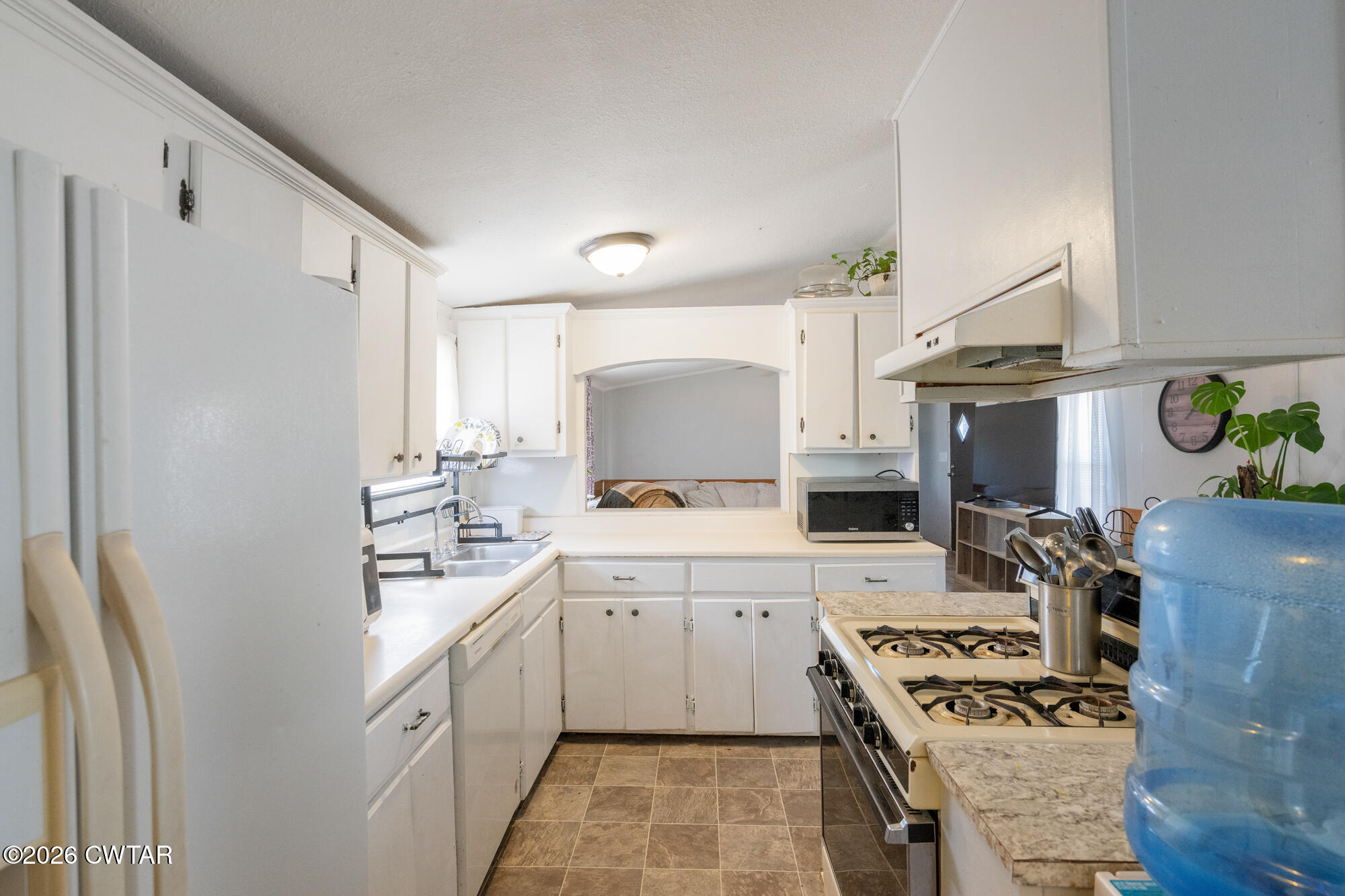 21 Deercrest Lane Lexington, TN 38351 - Photo 8 of 24 a kitchen with stainless steel appliances a sink stove and refrigerator