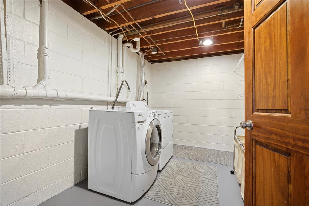 203 Highview Drive Eureka, IL 61530 - Photo 35 of 49 a utility room with dryer and washer