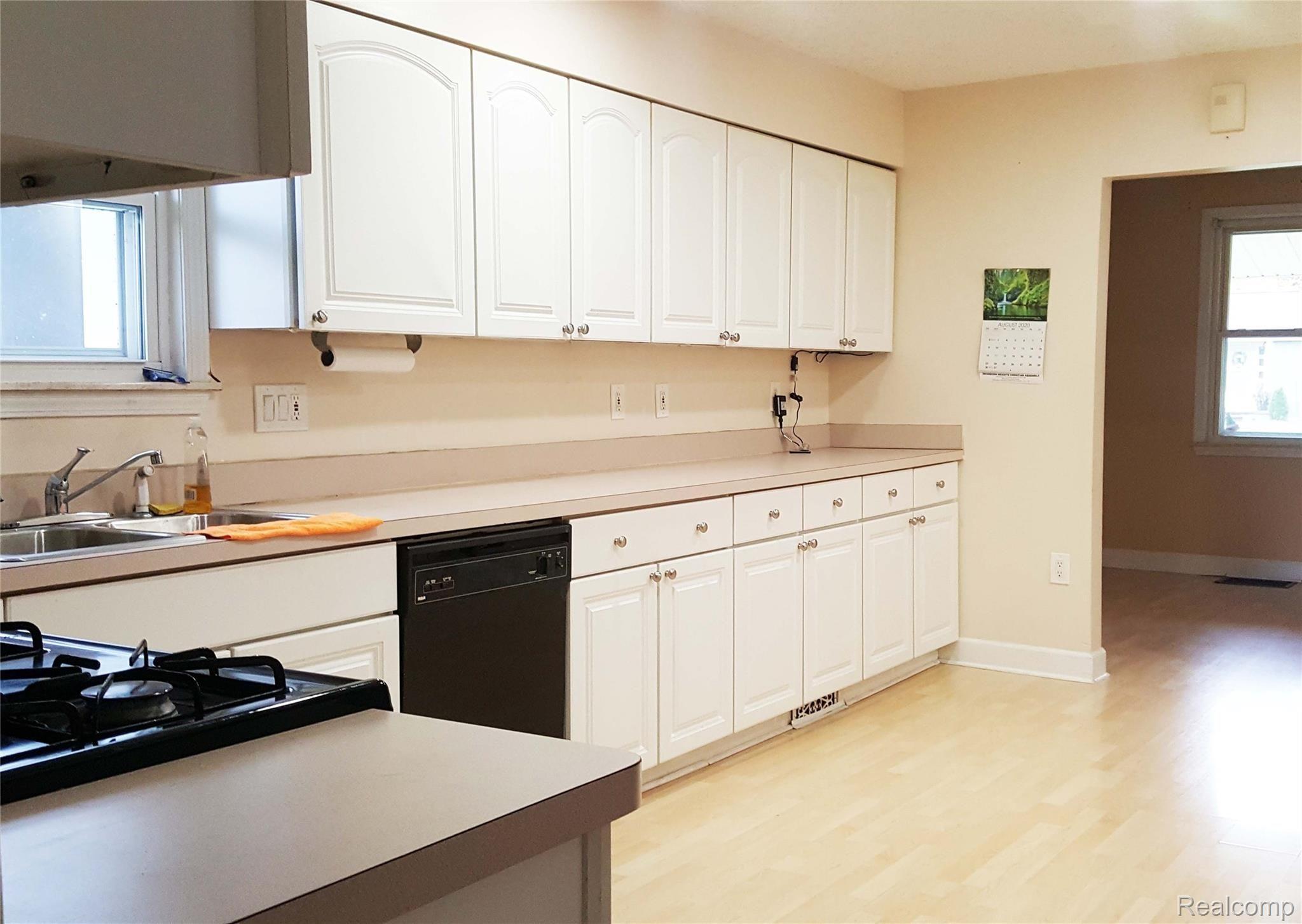 2665 Hessel Avenue Rochester, MI 48307 - Photo 8 of 30 2665 Hessel kitchen2.jpg