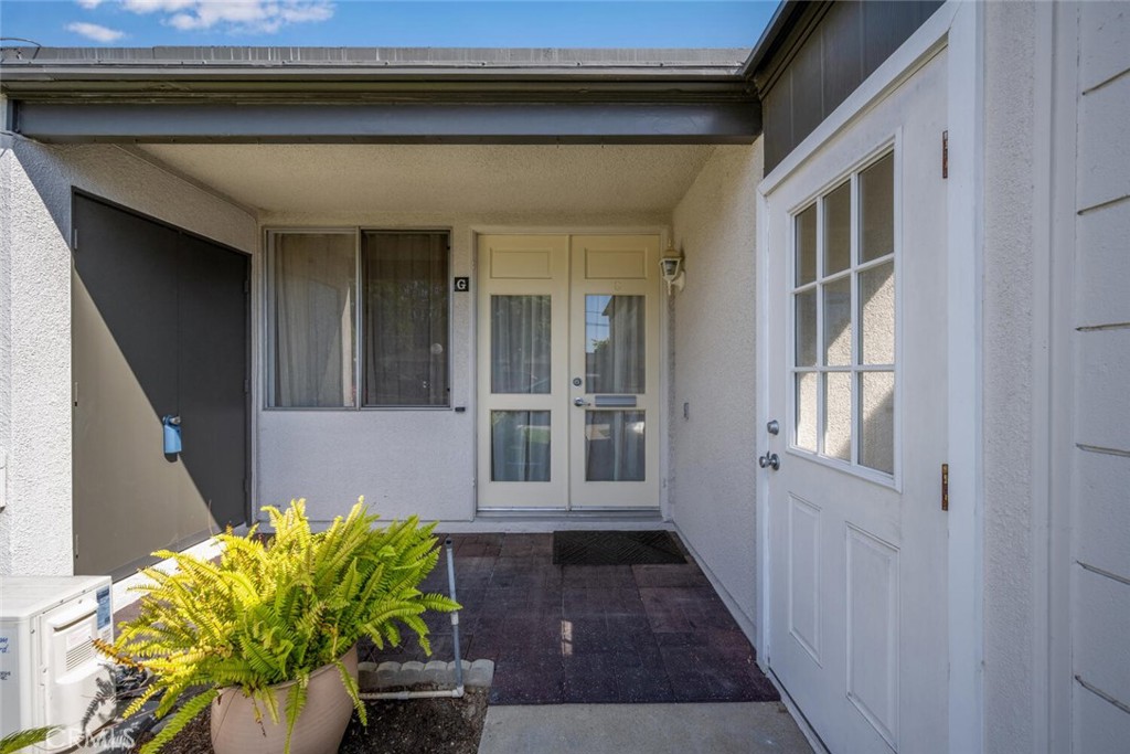13120 Del Monte Drive, Unit 47G Seal Beach, CA 90740 - Photo 4 of 42 a hallway with wooden door