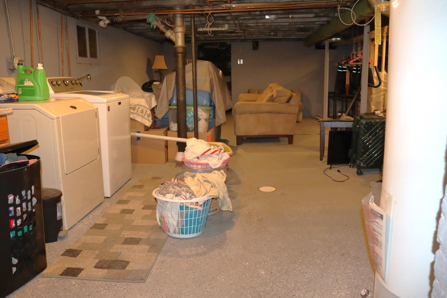 528 Mount Street Gary, IN 46406 - Photo 22 of 29 a utility room with dryer and washer