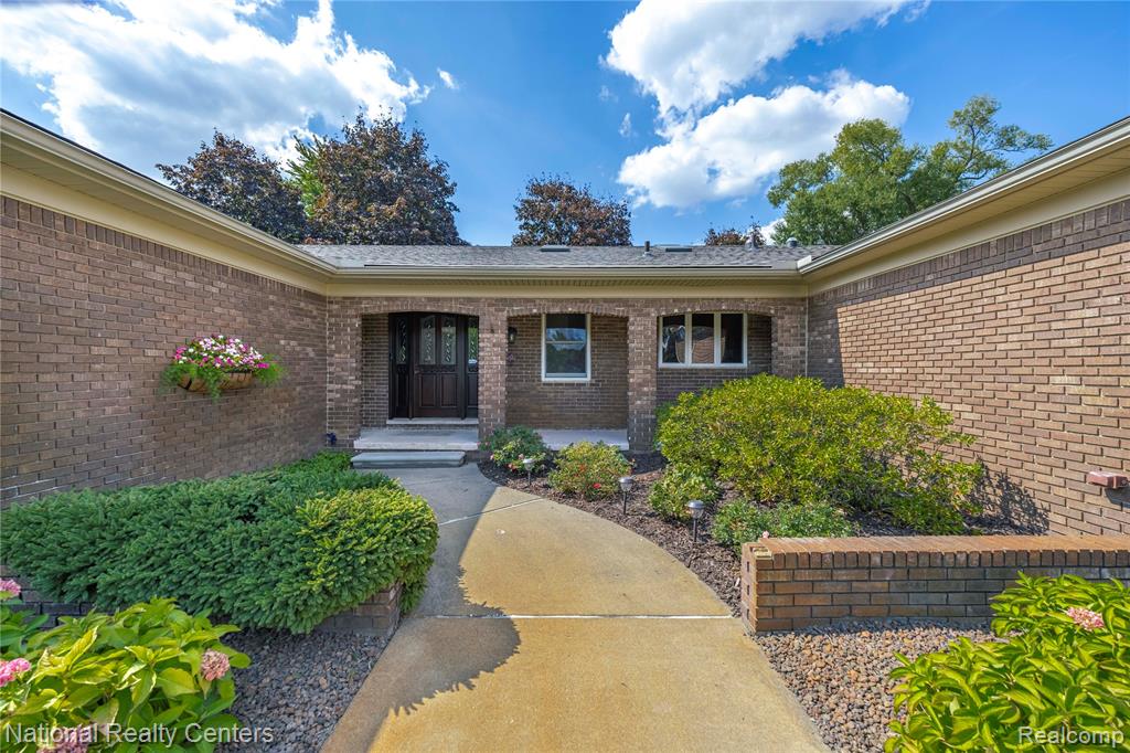 26131 Pleasant Valley Road Farmington Hills, MI 48331 - Photo 3 of 61