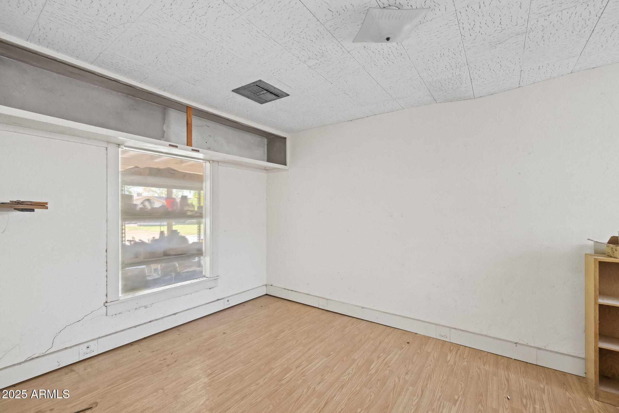 333 South Cooper Road Chandler, AZ 85225 - Photo 46 of 68 an empty room with wooden floor and windows