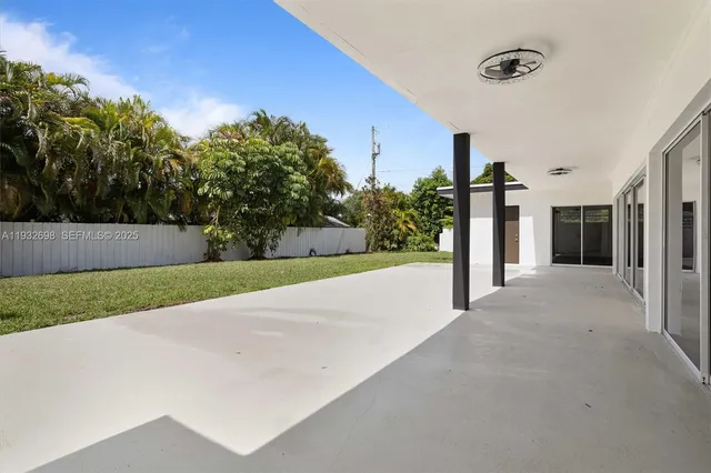 a view of a back yard