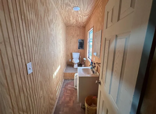 a very nice looking room with a chair