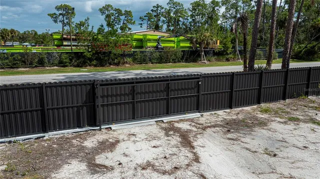 a view of a backyard