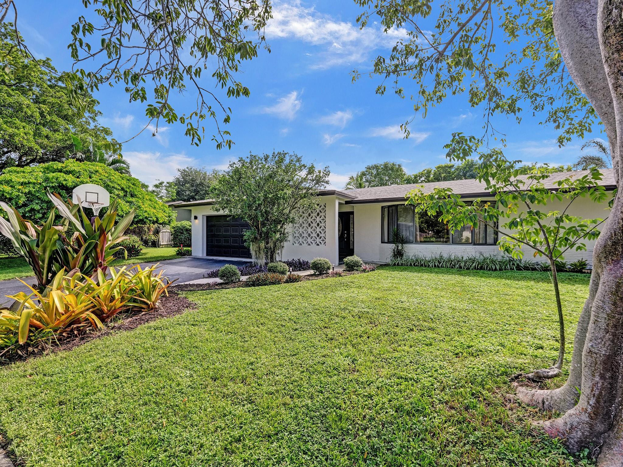 640 Ridgewood Lane Plantation, FL 33317 - Photo 3 of 60 Front View