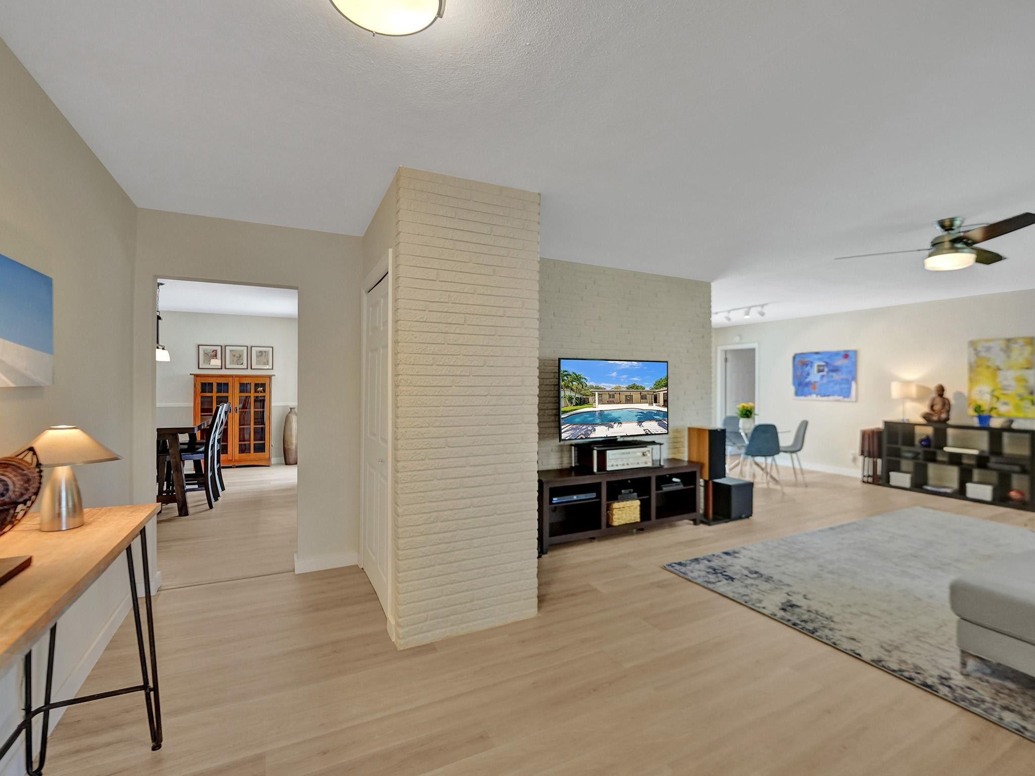 640 Ridgewood Lane Plantation, FL 33317 - Photo 6 of 60 Living Room