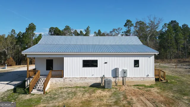 a view of a house with backyard