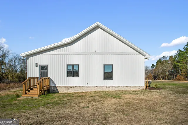 a view of a house with backyard